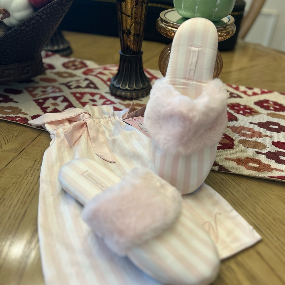 VICTORIA’S SECRET *NEW* Light Pink Striped Slippers with bag - Picture 8 of 11